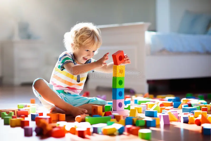 enfant-jouant-avec-les-blocs-colorés-de-jouet-jeu-d-enfants-138458076